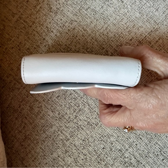 Kate Spade Gemma NWOT White/pale grey Scalloped Edge Compact Wallet 4.5x4 - Picture 8 of 11